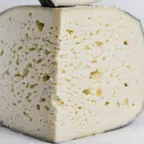 Asiago fresco — fromage italien servi à la coupe au marché