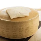 Asiago vieux — fromage italien servi à la coupe au marché