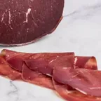 Bresaola — charcuterie italienne servie à la coupe au marché