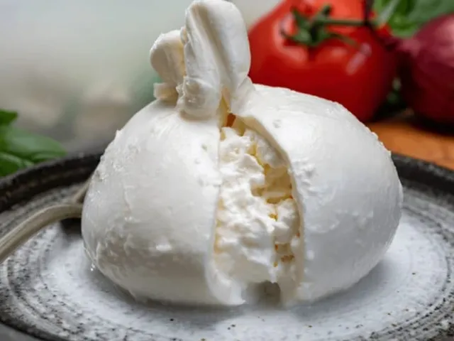 Burrata — fromage italien servi à la coupe au marché