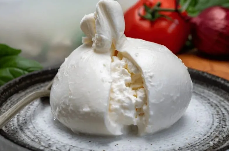 Burrata — fromage italien servi à la coupe au marché
