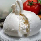 Burrata — fromage italien servi à la coupe au marché