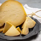 Caciocavallo — fromage italien servi à la coupe au marché