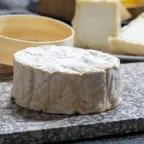 Camembert de Bufala — fromage italien servi à la coupe au marché