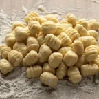 Gnocchi de pomme de terre — pâtes fraîches italiennes servies à la coupe au marché