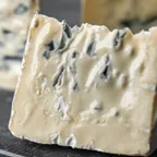 Gorgonzola doux — fromage italien servi à la coupe au marché