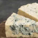 Gorgonzola piccante — fromage italien servi à la coupe au marché