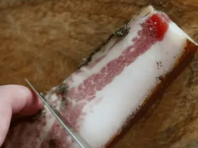 Guanciale — charcuterie italienne servie à la coupe au marché