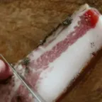 Guanciale — charcuterie italienne servie à la coupe au marché