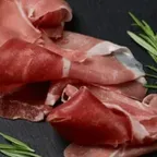 Jambon de Parme — charcuterie italienne servie à la coupe au marché