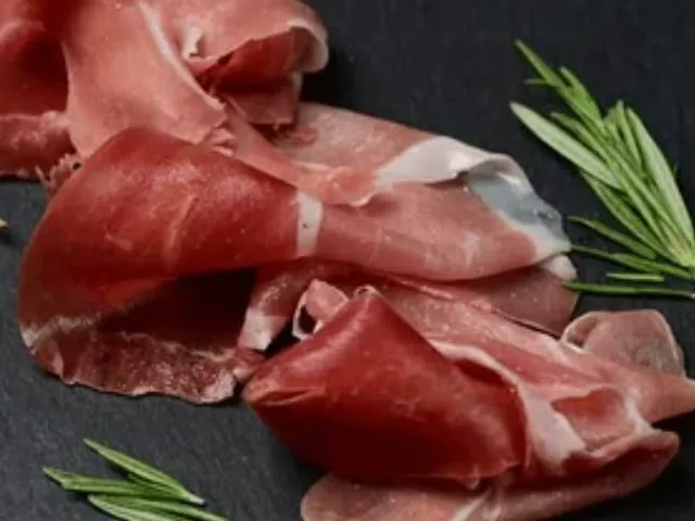 Jambon de Parme — charcuterie italienne servie à la coupe au marché