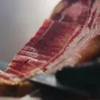 Jambon San Daniele — charcuterie italienne servie à la coupe au marché