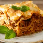 Lasagnes à la viande — pâtes fraîches italiennes servies à la coupe au marché