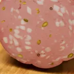 Mortadella Levoni — charcuterie italienne servie à la coupe au marché