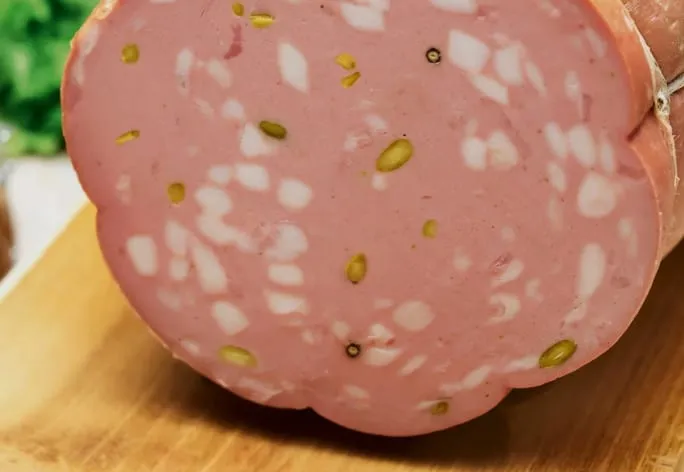 Mortadella Levoni — charcuterie italienne servie à la coupe au marché
