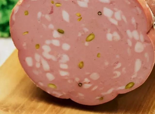 Mortadella Levoni — charcuterie italienne servie à la coupe au marché