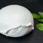 Mozzarella di Bufala — fromage italien servi à la coupe au marché