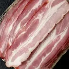 Pancetta — charcuterie italienne servie à la coupe au marché