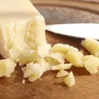 Parmigiano Reggiano frais — fromage italien servi à la coupe au marché