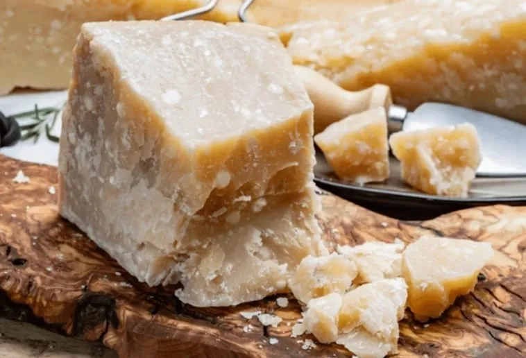Parmigiano Reggiano vieux — fromage italien servi à la coupe au marché