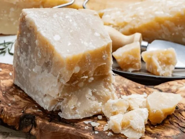 Parmigiano Reggiano vieux — fromage italien servi à la coupe au marché