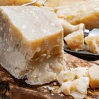 Parmigiano Reggiano vieux — fromage italien servi à la coupe au marché