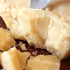 Parmigiano Reggiano vache rosse — fromage italien servi à la coupe au marché