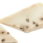 Pecorino frais au poivre ou au piment — fromage italien servi à la coupe au marché