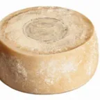 Pecorino Moliterno — fromage italien servi à la coupe au marché