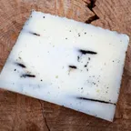 Pecorino à la truffe — fromage italien servi à la coupe au marché