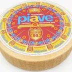 Piave stravecchio — fromage italien servi à la coupe au marché