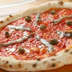 Pizza anchois-câpres — spécialité italienne servie au marché