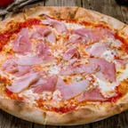 Pizza jambon / jambon cru — spécialité italienne servie au marché