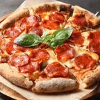 Pizza salami piquant — spécialité italienne servie au marché