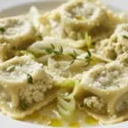 Ravioli aux artichauts — pâtes fraîches italiennes servies à la coupe au marché