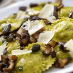 Ravioli aux aubergines — pâtes fraîches italiennes servies à la coupe au marché