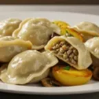 Ravioli aux bolets — pâtes fraîches italiennes servies à la coupe au marché