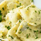 Ravioli au citron — pâtes fraîches italiennes servies à la coupe au marché