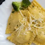 Ravioli aux olives noires — pâtes fraîches italiennes servies à la coupe au marché