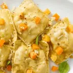 Ravioli à l’orange — pâtes fraîches italiennes servies à la coupe au marché