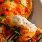 Ravioli pizzaiola — pâtes fraîches italiennes servies à la coupe au marché