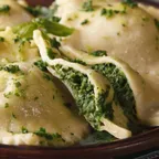 Ravioli ricotta et épinards — pâtes fraîches italiennes servies à la coupe au marché