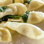 Ravioli à la sauge — pâtes fraîches italiennes servies à la coupe au marché