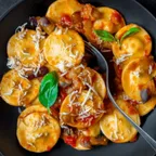 Ravioli tomates-aubergines — pâtes fraîches italiennes servies à la coupe au marché
