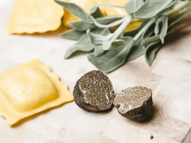 Ravioli à la truffe — pâtes fraîches italiennes servies à la coupe au marché
