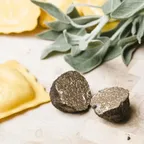 Ravioli à la truffe — pâtes fraîches italiennes servies à la coupe au marché