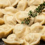 Ravioli à la viande — pâtes fraîches italiennes servies à la coupe au marché