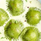 Raviolini au basilic — pâtes fraîches italiennes servies à la coupe au marché