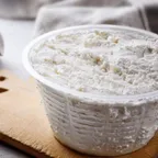 Ricotta de vache — fromage italien servi à la coupe au marché