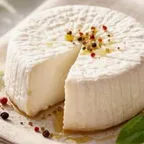 Robiola Osella — fromage italien servi à la coupe au marché